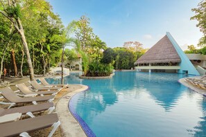 7 outdoor pools, pool umbrellas, pool loungers