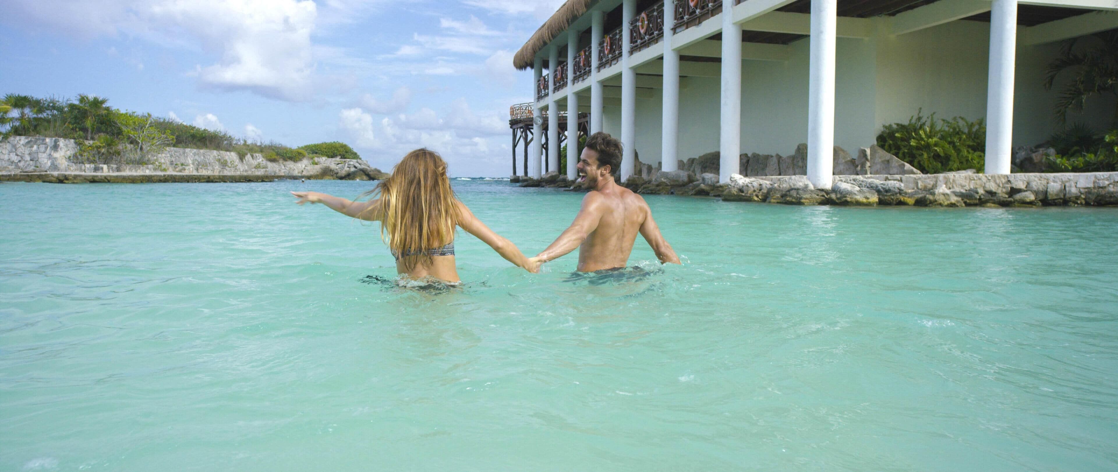 Privatstrand, weißer Sandstrand, Strandtücher, Massagen am Strand