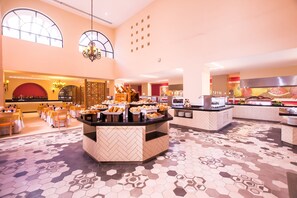 11 restaurants, dinner served, seafood