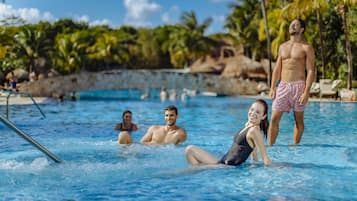 7 piscines extérieures, chaises longues, maîtres-nageurs sur place