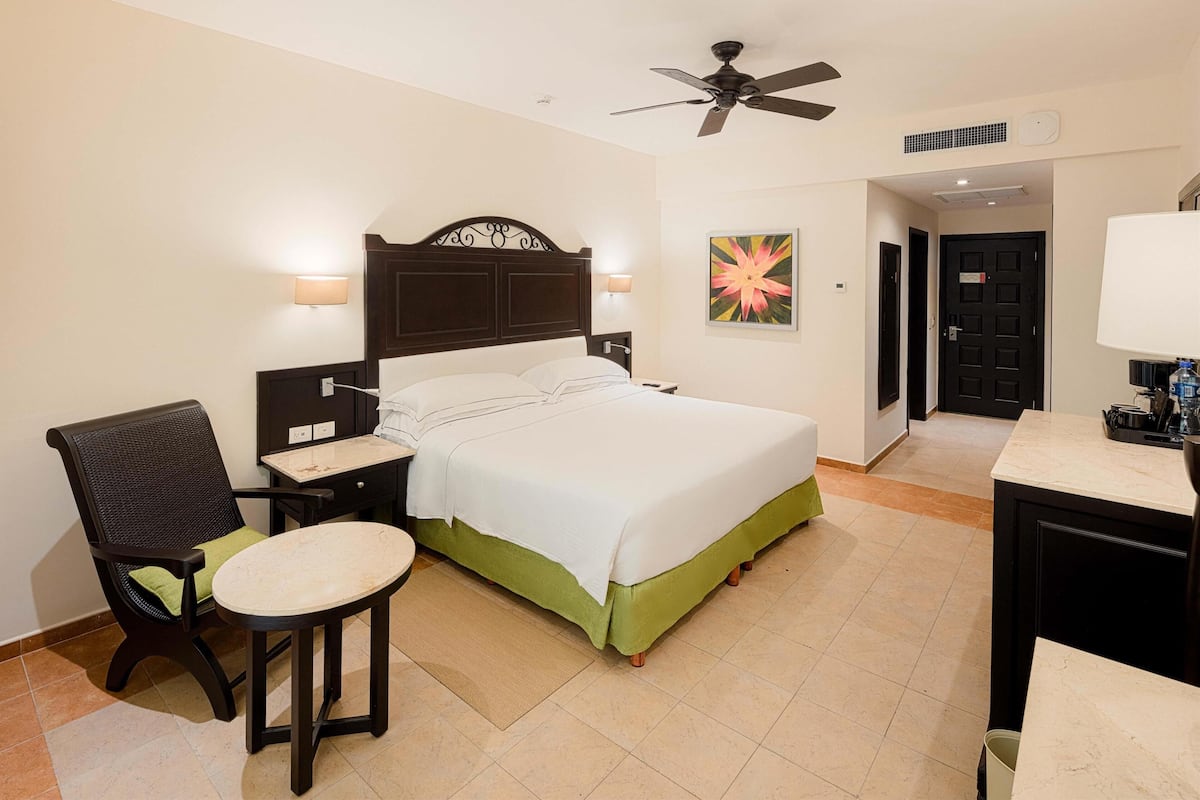 1 bedroom, premium bedding, down comforters, free minibar