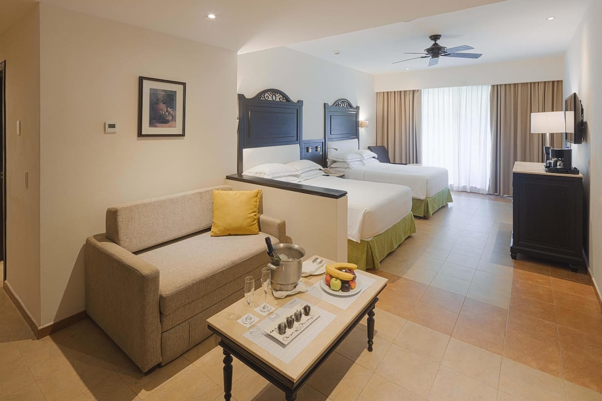 1 bedroom, premium bedding, down comforters, free minibar