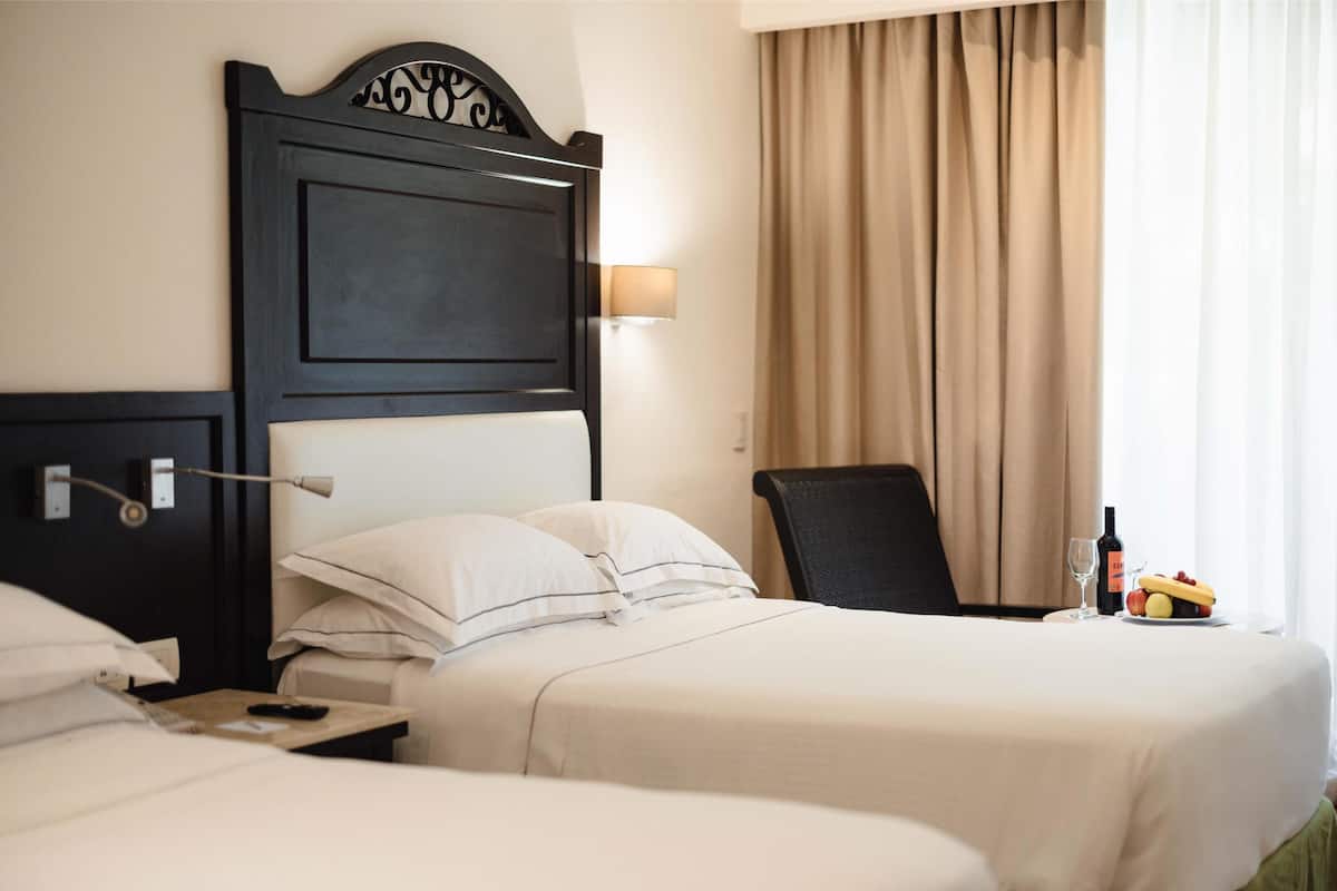 1 bedroom, premium bedding, down comforters, free minibar