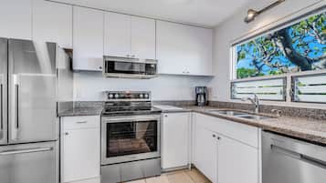 Réfrigérateur, micro-ondes, plaque de cuisson, lave-vaisselle