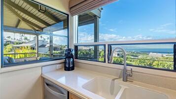 Condo, 2 Bedrooms, Ocean View (706) | Property amenity