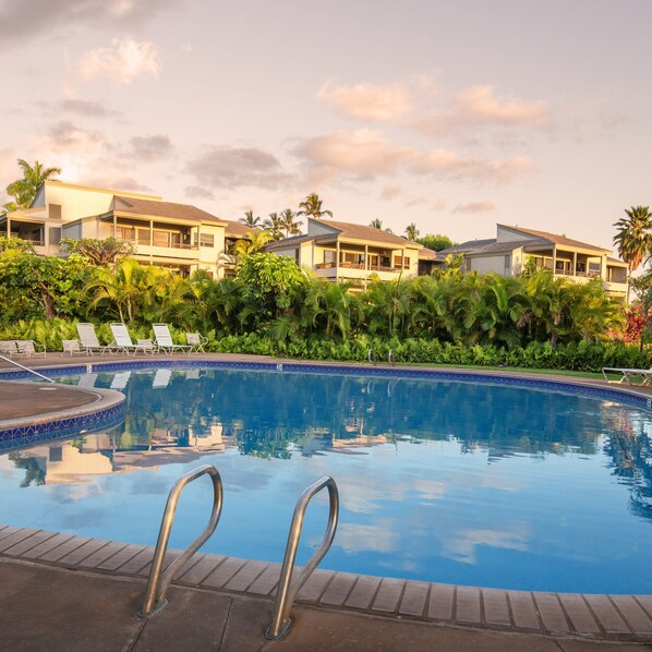 2 outdoor pools