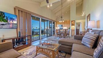 Condo, 2 Bedrooms, Ocean View (706) | Front of property