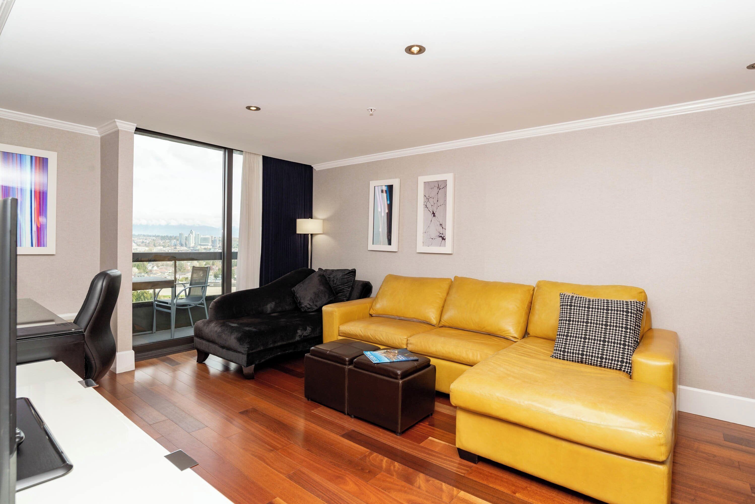 Bộ đồ giường cao cấp, nệm có lớp đệm bông, két bảo mật tại phòng 