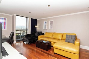 Sengetøy av topp kvalitet, senger med overmadrass og safe på rommet