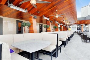 Café da manhã completo todos os dias mediante uma taxa