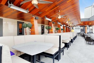 Se ofrece un desayuno completo todos los días (por un coste adicional)