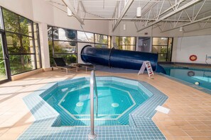 Una piscina cubierta, 2 piscinas al aire libre