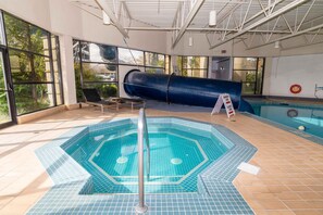 Piscine intérieure, 2 piscines extérieures