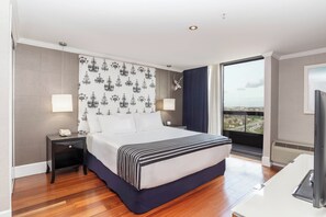 Sengetøy av topp kvalitet, senger med overmadrass og safe på rommet