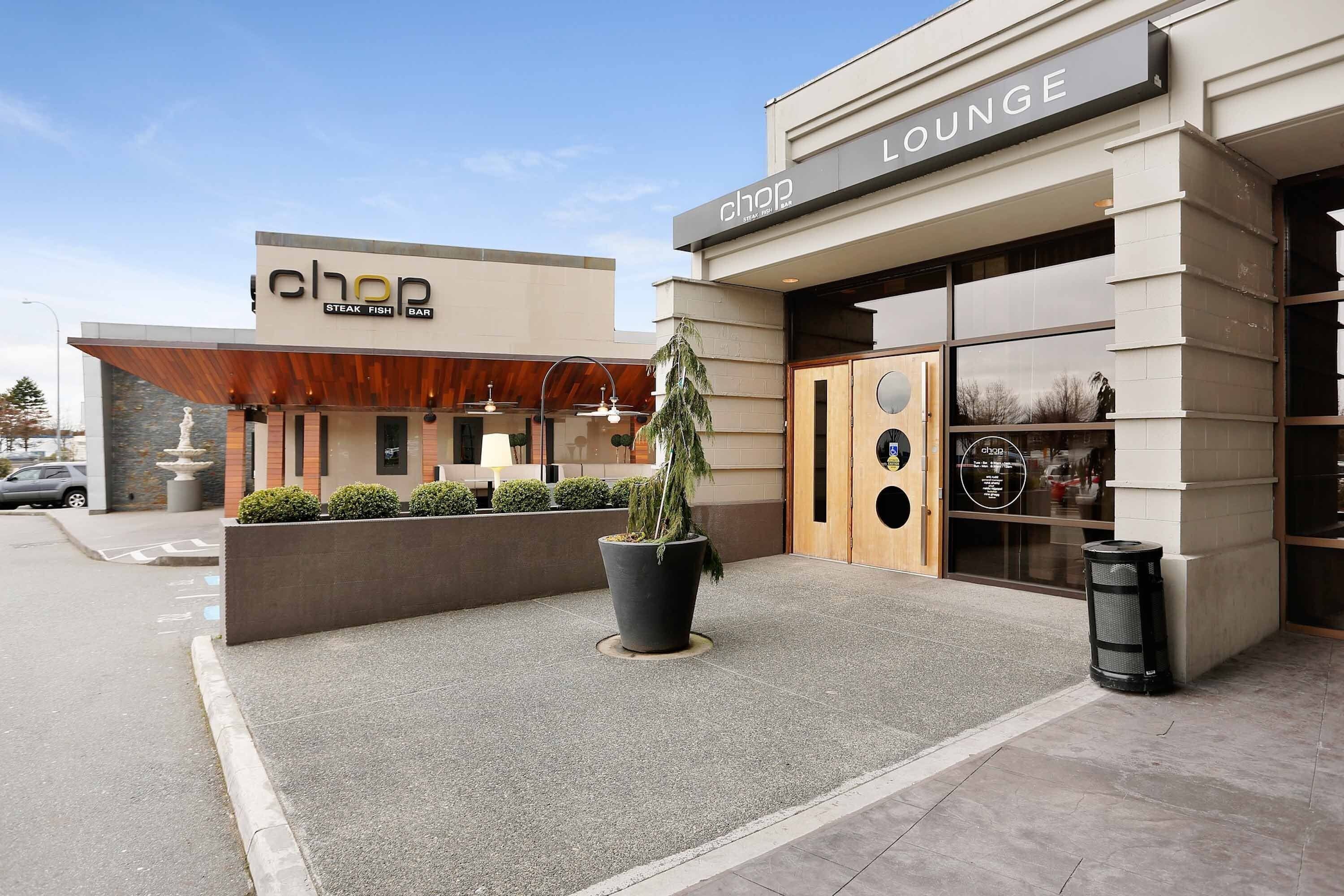 2 restaurants, breakfast, lunch, dinner served; American cuisine 