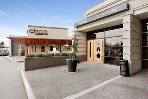 2 restaurants, breakfast, lunch, dinner served; American cuisine