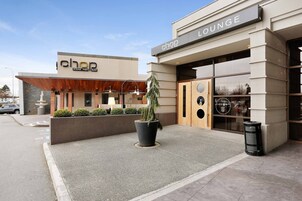 2 间餐厅，供应早餐、午餐和晚餐，美洲菜