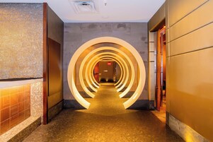 2 间餐厅，供应早餐、午餐和晚餐，美洲菜