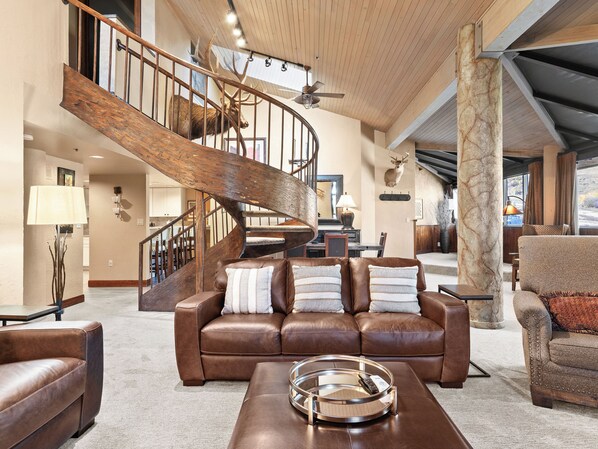 尊荣公寓式客房 | 起居区 | 27-英寸纯平电视（配备有线频道）、液晶电视、壁炉