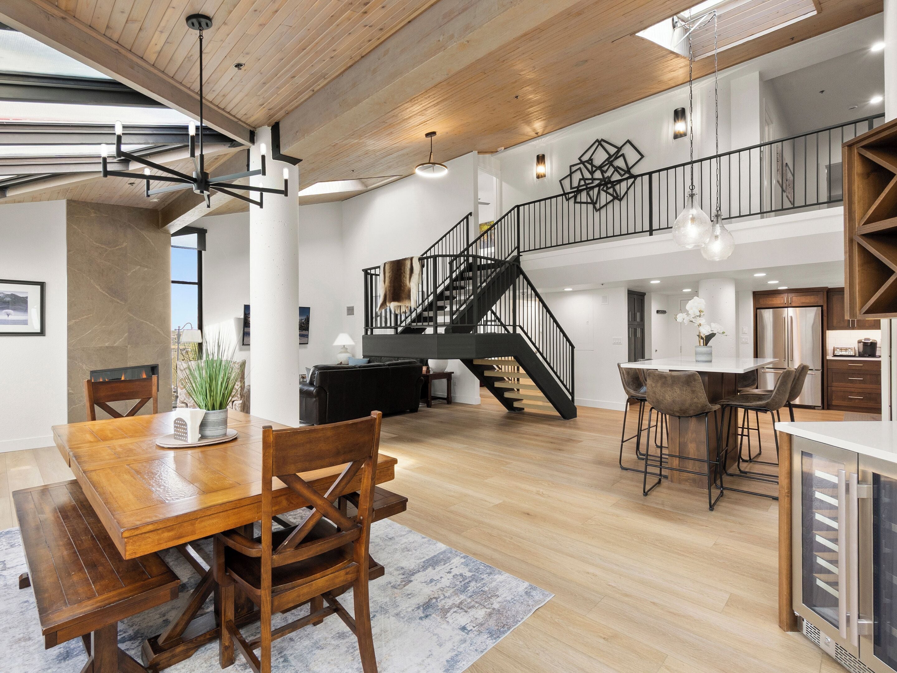 Condo Deluxe | Aire de séjour | Téléviseur à écran plat de 27 po avec télévision par câble