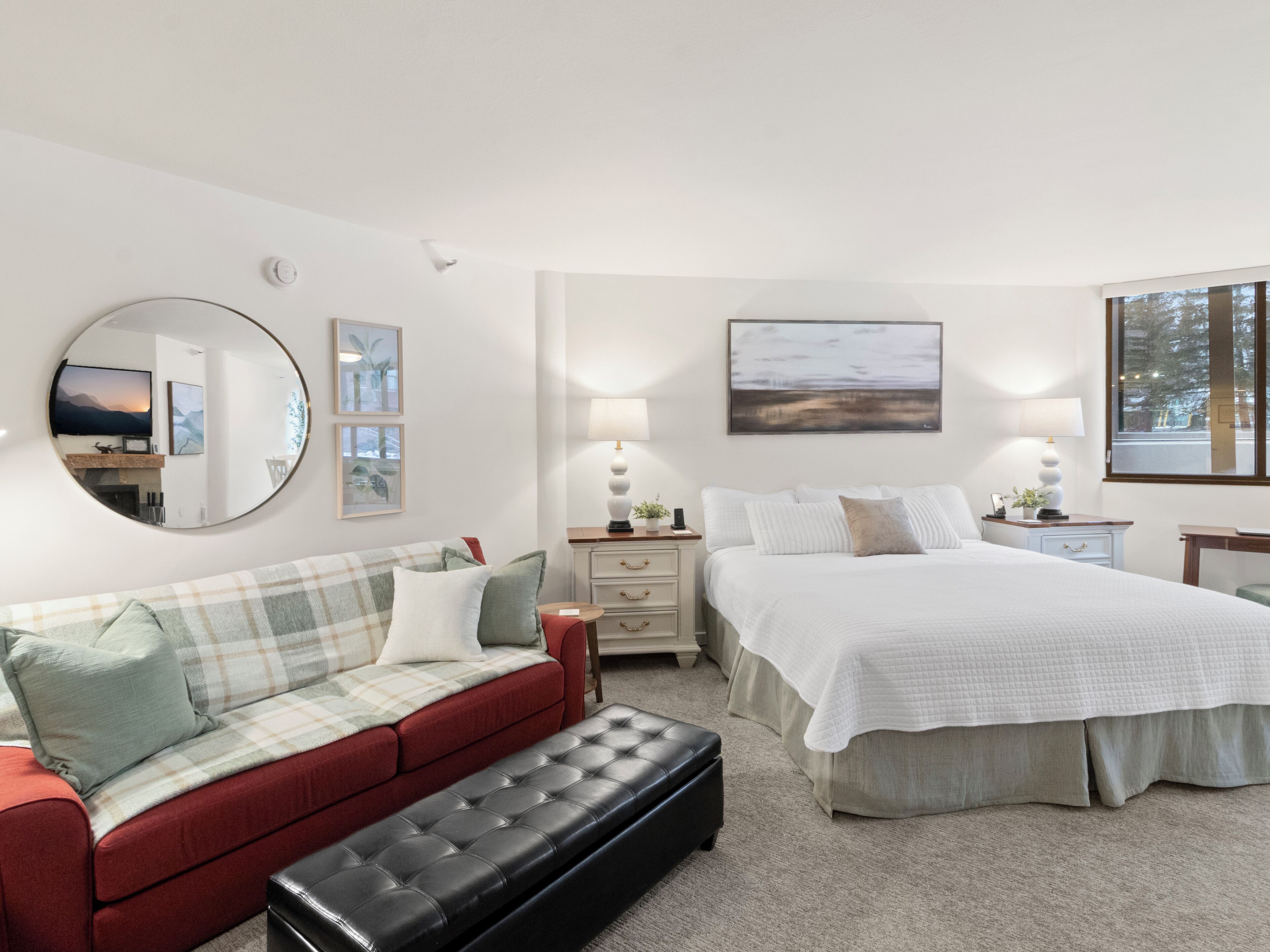 Studio - King | Individually decorated, individually furnished, laptop workspace