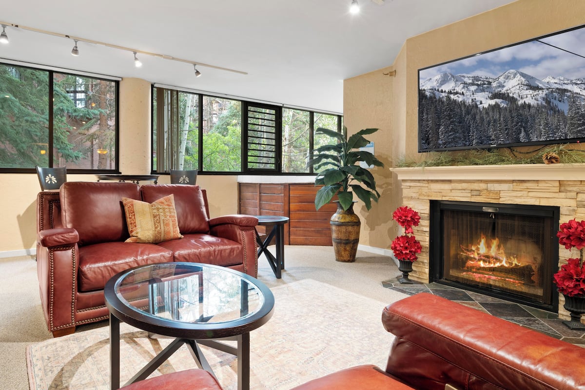 2 Bedroom Condominium with Spa 406 | Living area | 27-inch flat-screen TV with cable channels, LCD TV, fireplace