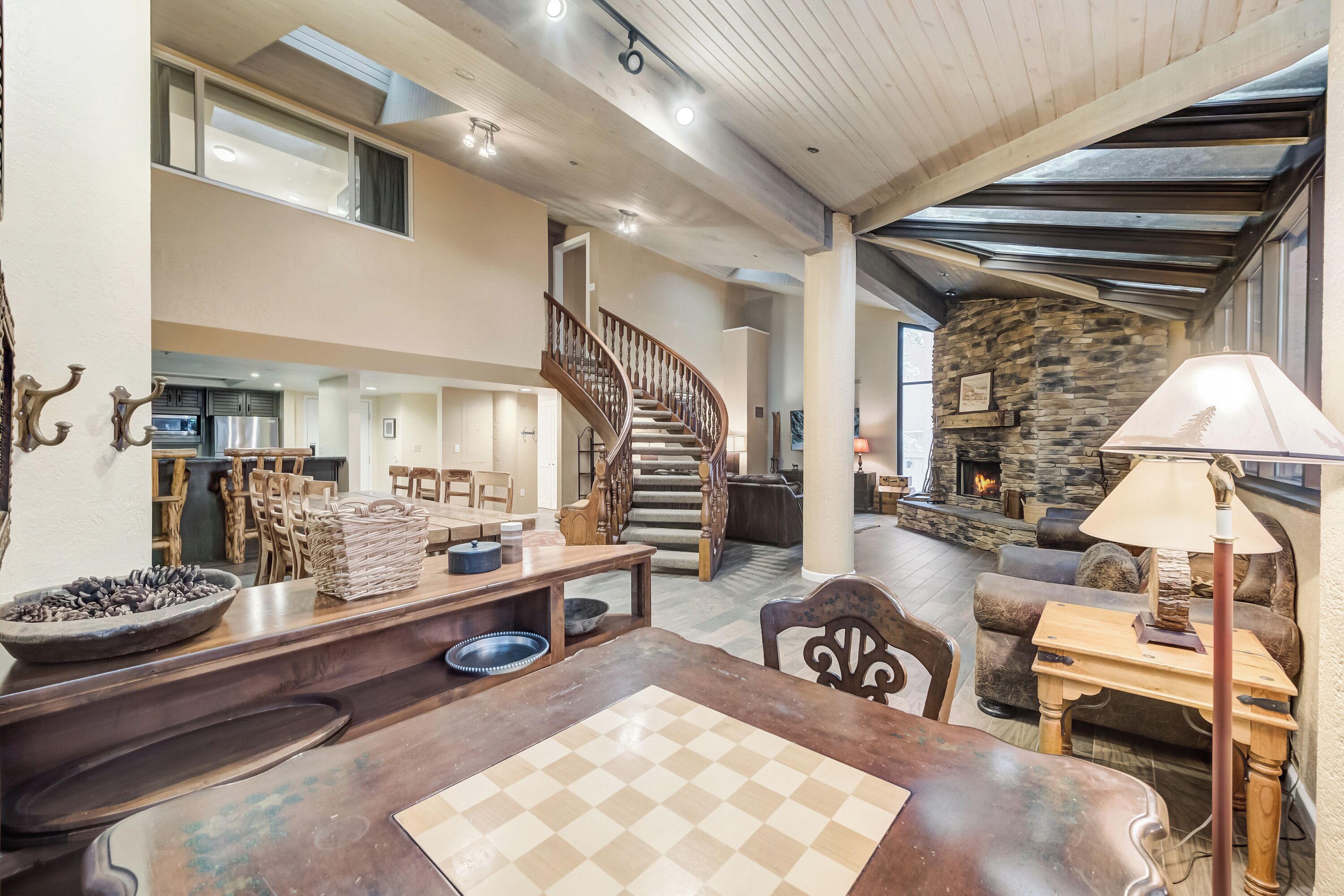 3-Bedroom Condominium #506 | Living area | 27-inch flat-screen TV with cable channels, LCD TV, fireplace