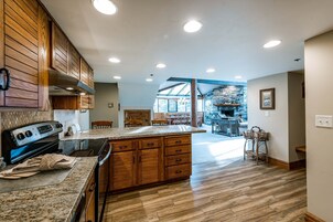 Traditional-Apartment | Eigene Küche | Großer Kühlschrank, Mikrowelle, Ofen, Herdplatte