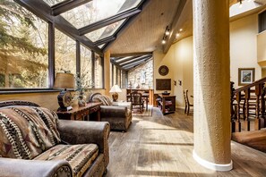 华丽公寓式客房 | 起居区 | 27-英寸纯平电视（配备有线频道）、液晶电视、壁炉