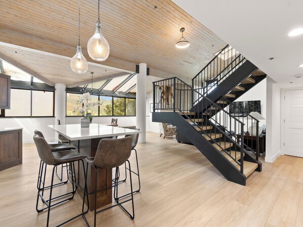 3-Bedroom Condominium 420 | In-room dining