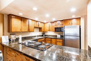 Refrigerador con freezer, microondas, horno, placa de cocina