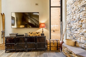 3-Bedroom Condominium #506 | Living area | 27-inch flat-screen TV with cable channels, LCD TV, fireplace