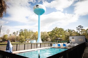 Piscina externa, funciona das 8h às 22h, espreguiçadeiras