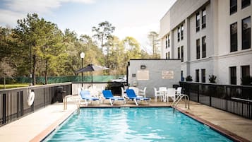 Outdoor pool, pool loungers