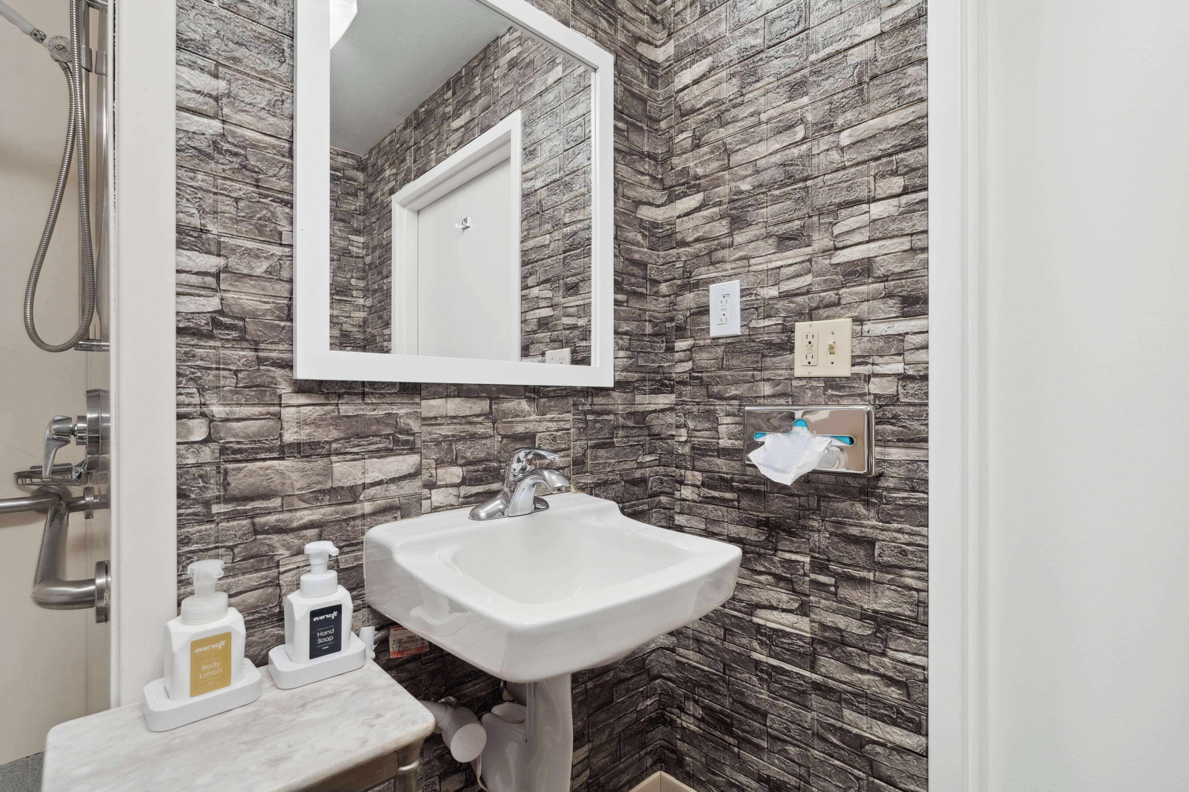 room, 1 king bed, accessible | bathroom | free toiletries, hair dryer, towels, soap