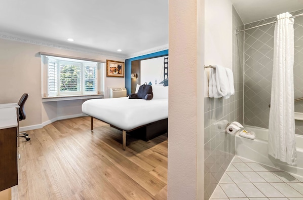 Chambre, 1 grand lit | Fer et planche à repasser, accès au Wi-Fi (inclus), literie fournie