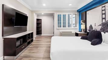 Habitación, 1 cama Queen size (Roll in Shower) | Tabla de planchar con plancha, wifi gratis y ropa de cama