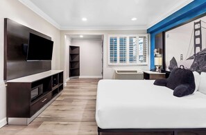 Habitación, 1 cama Queen size (Roll in Shower) | Tabla de planchar con plancha, wifi gratis y ropa de cama 