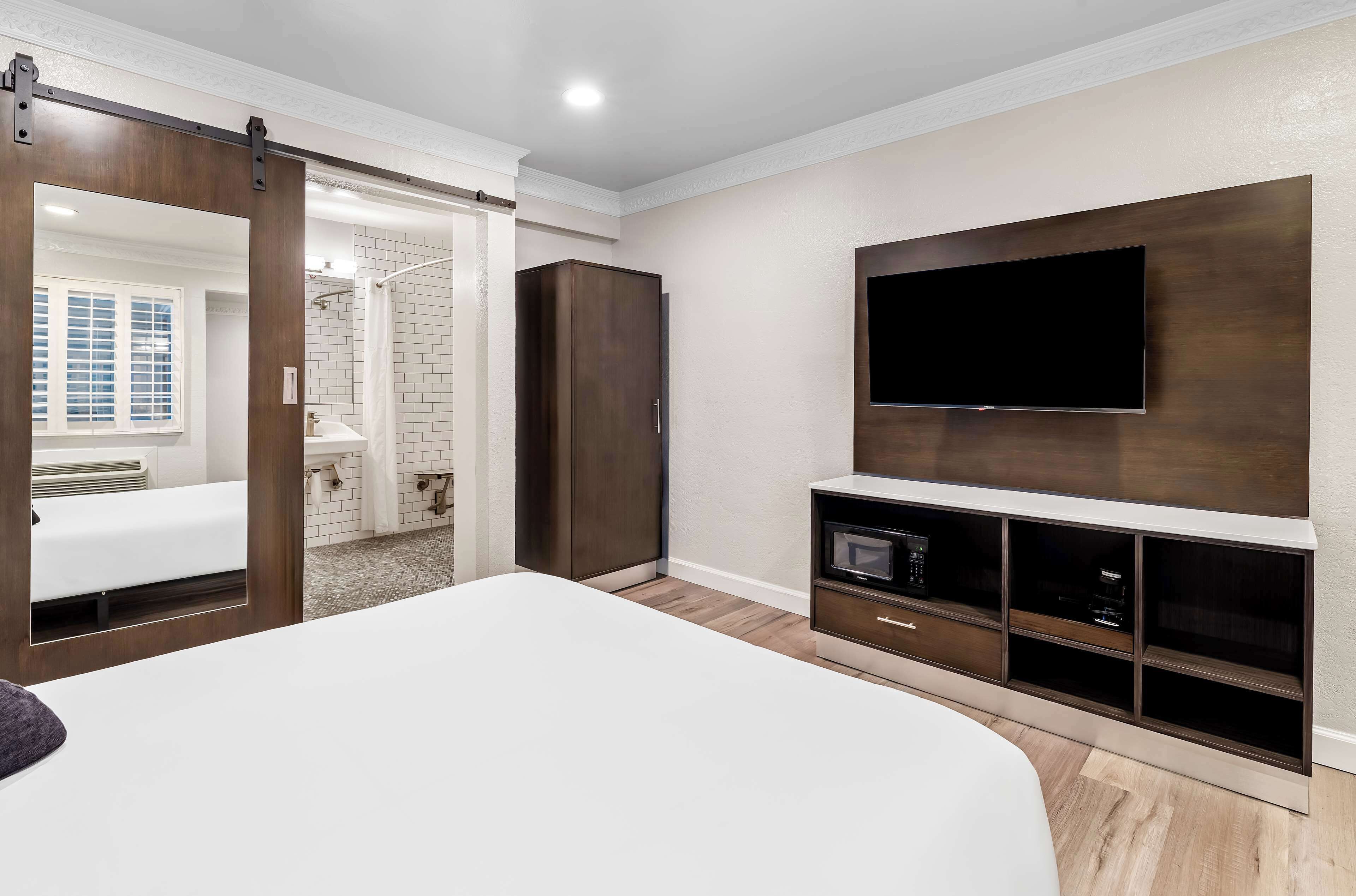 Huone, 1 keskisuuri parisänky (Roll in Shower) | Silitysrauta/-lauta, ilmainen Wi-Fi, vuodevaatteet