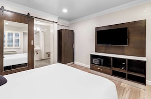 Habitación, 1 cama de matrimonio (Roll in Shower) | Tabla de planchar con plancha, wifi gratis, ropa de cama