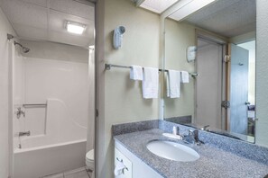 Kombination af bruser/badekar, hårtørrer, håndklæder