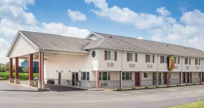 Super 8 by Wyndham Wapakoneta