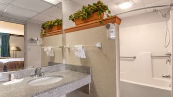 Combined shower/bathtub, hair dryer, towels