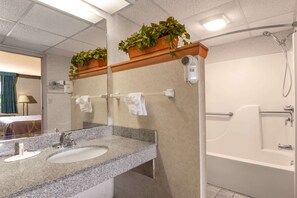 Ducha y bañera combinadas, secador de pelo y toallas