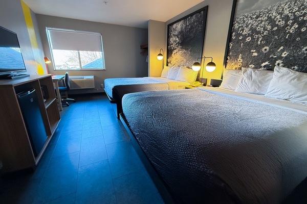 Quarto standard, 2 camas Queen | Cofres nos quartos, cortinas blackout, berços grátis, Wi-Fi de cortesia