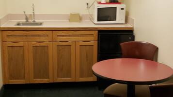 Studio Suite, 1 King Bed, Efficiency, Non Smoking | Private kitchenette