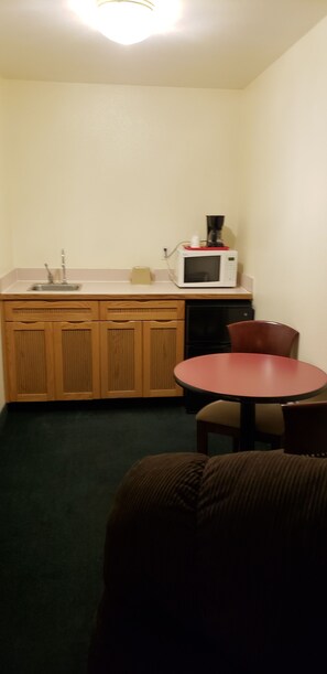 Suite estudio, 1 cama King size, para no fumadores | Cocineta privada | Frigobar, microondas y cafetera y tetera 