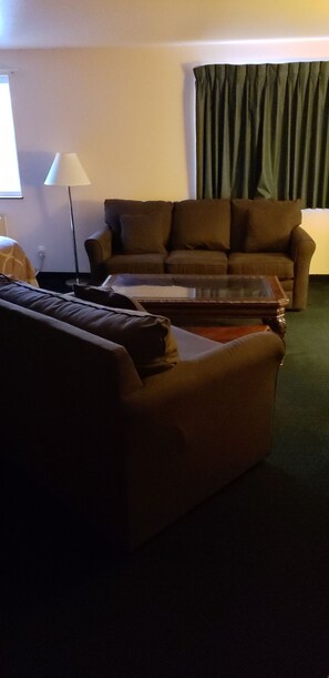 Suite studio Deluxe, 1 très grand lit, non-fumeur | Salle de séjour | Téléviseur
