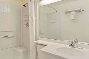 Amenidades de baño gratuitas, secadora de cabello, toallas