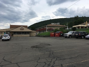 Free self-parking - Parkway Inn (Vestal)